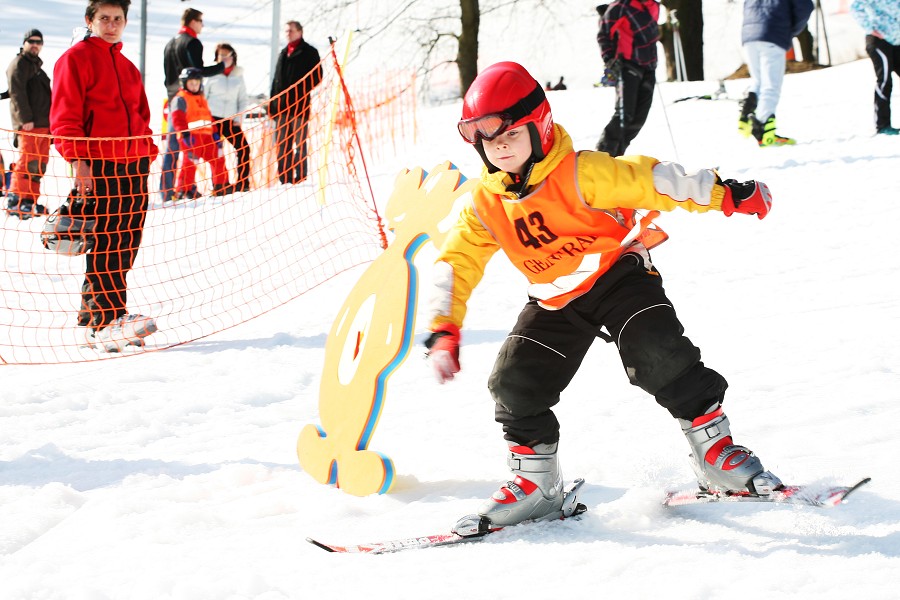 Sjezd s oto�kou kolem zaj�ce