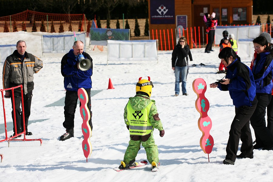 Sjezd s oto�kou kolem zaj�ce